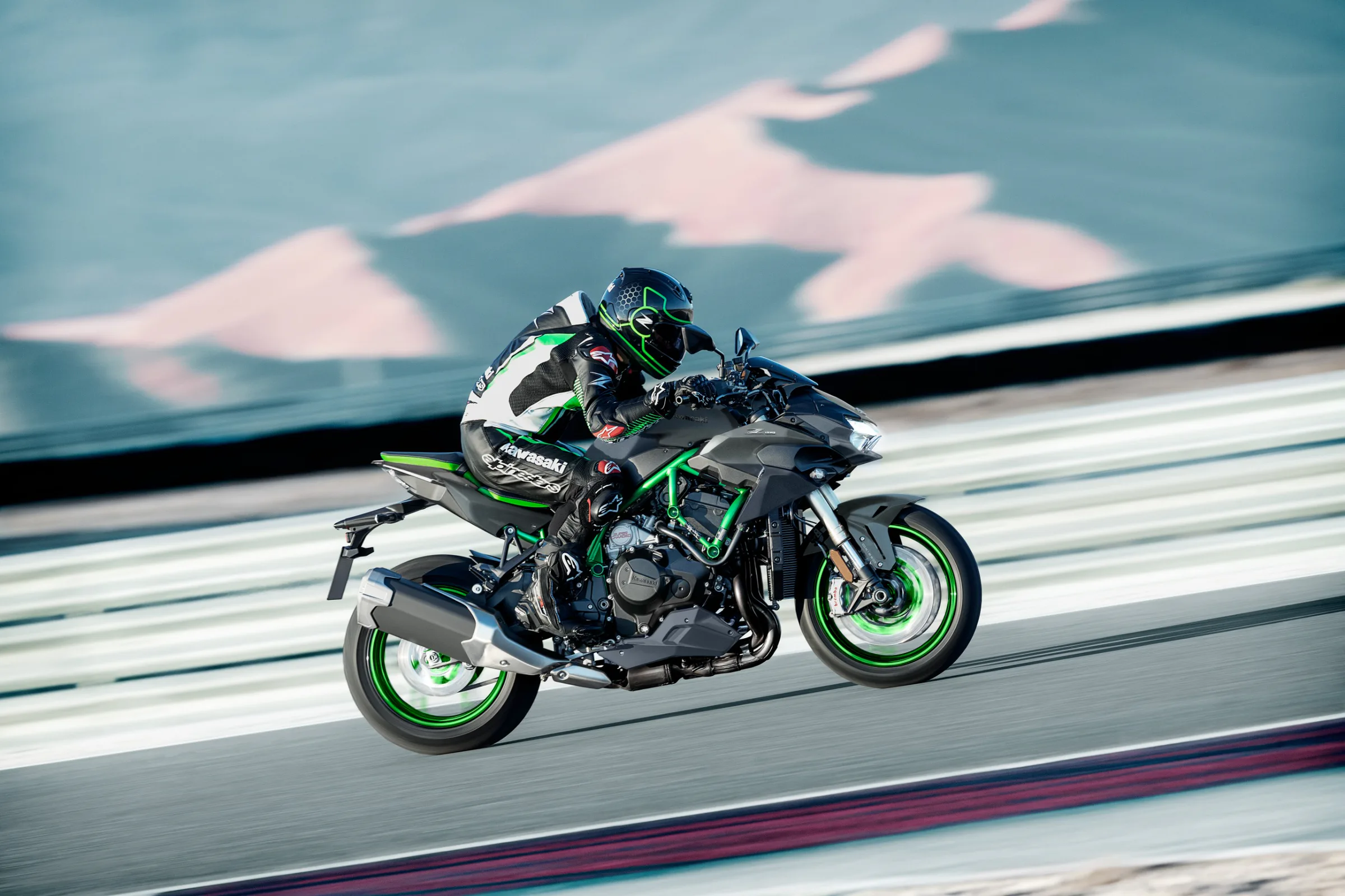 Vozač na Kawasaki naked motociklu na stazi