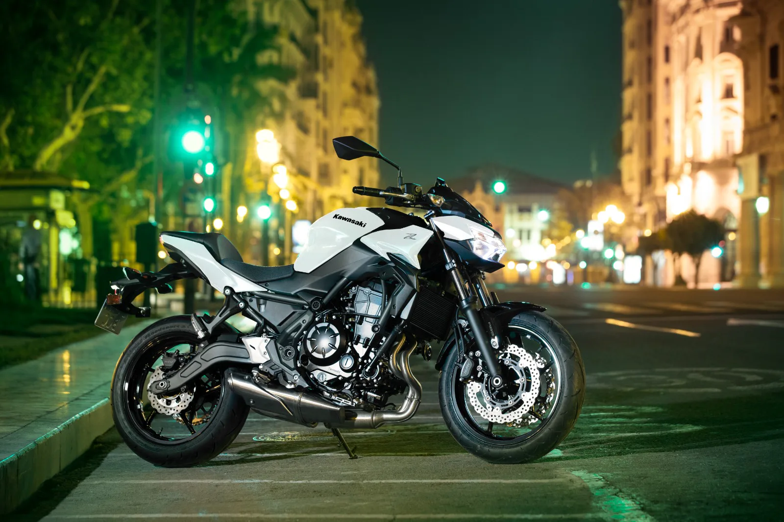 Kawasaki naked motocikl parkiran u gradskom okruženju noću