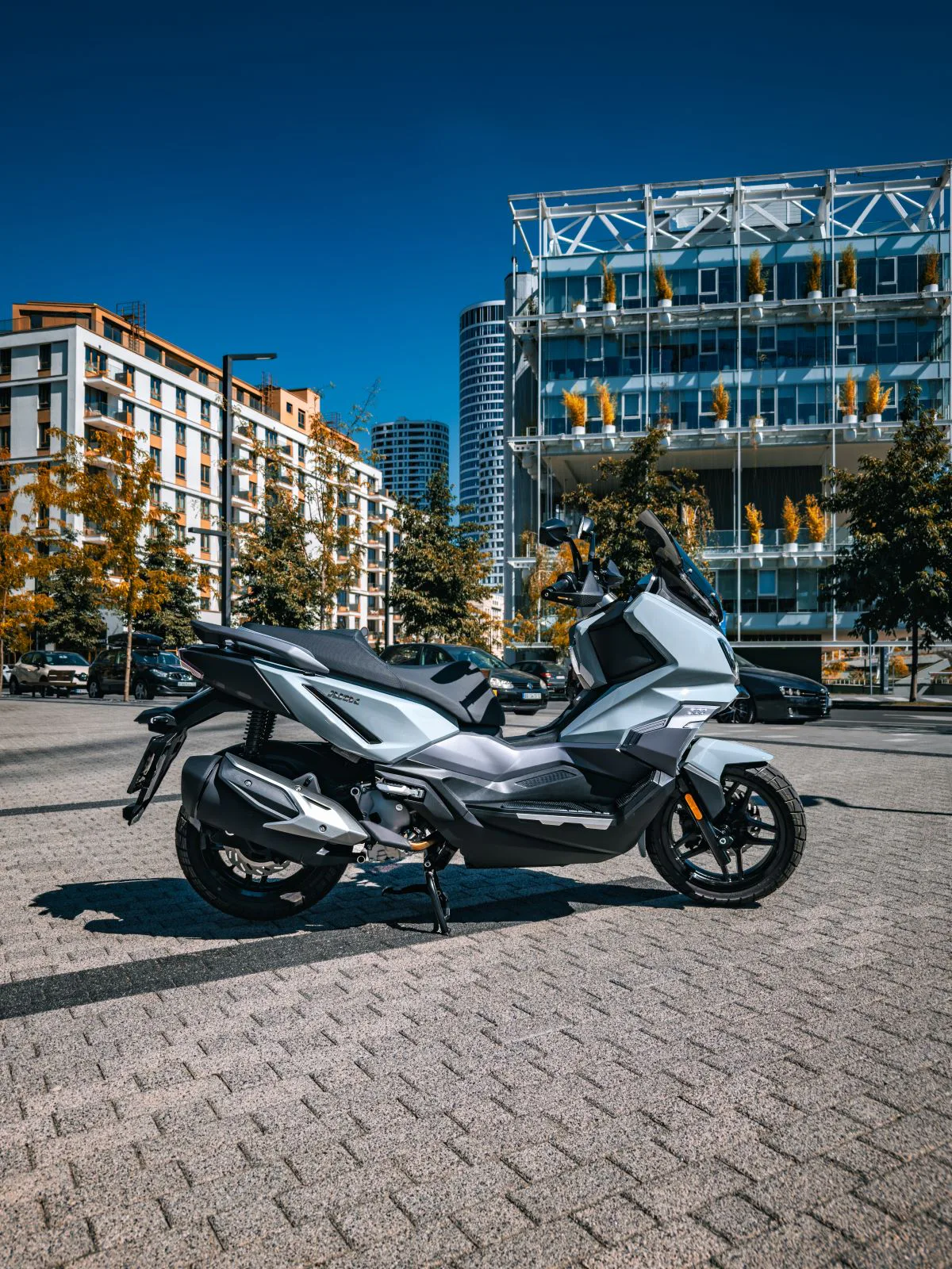 SYM ADX 300 skuter parkiran u gradskom okruženju