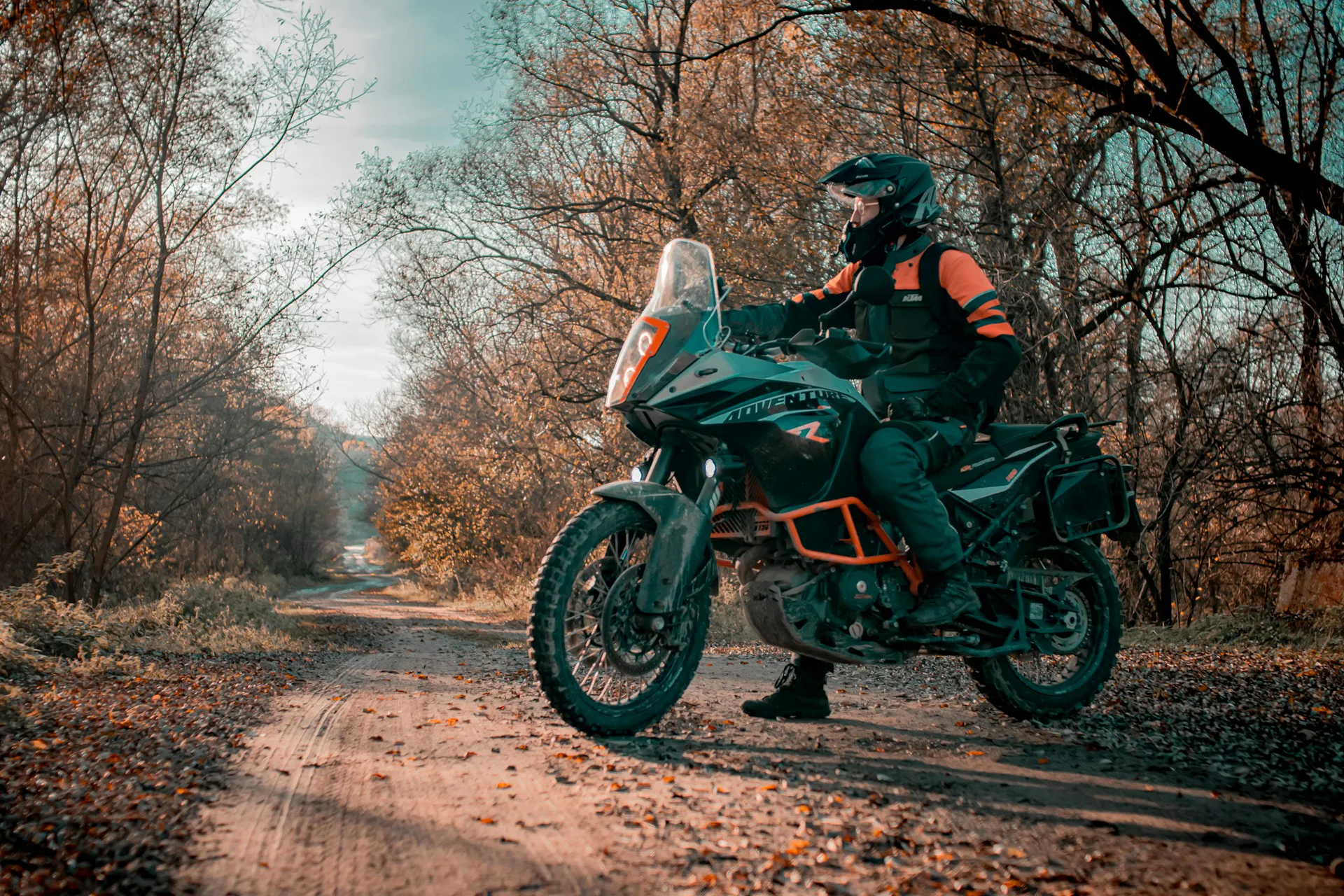 Motociklista na motociklu na putu tokom jeseni.