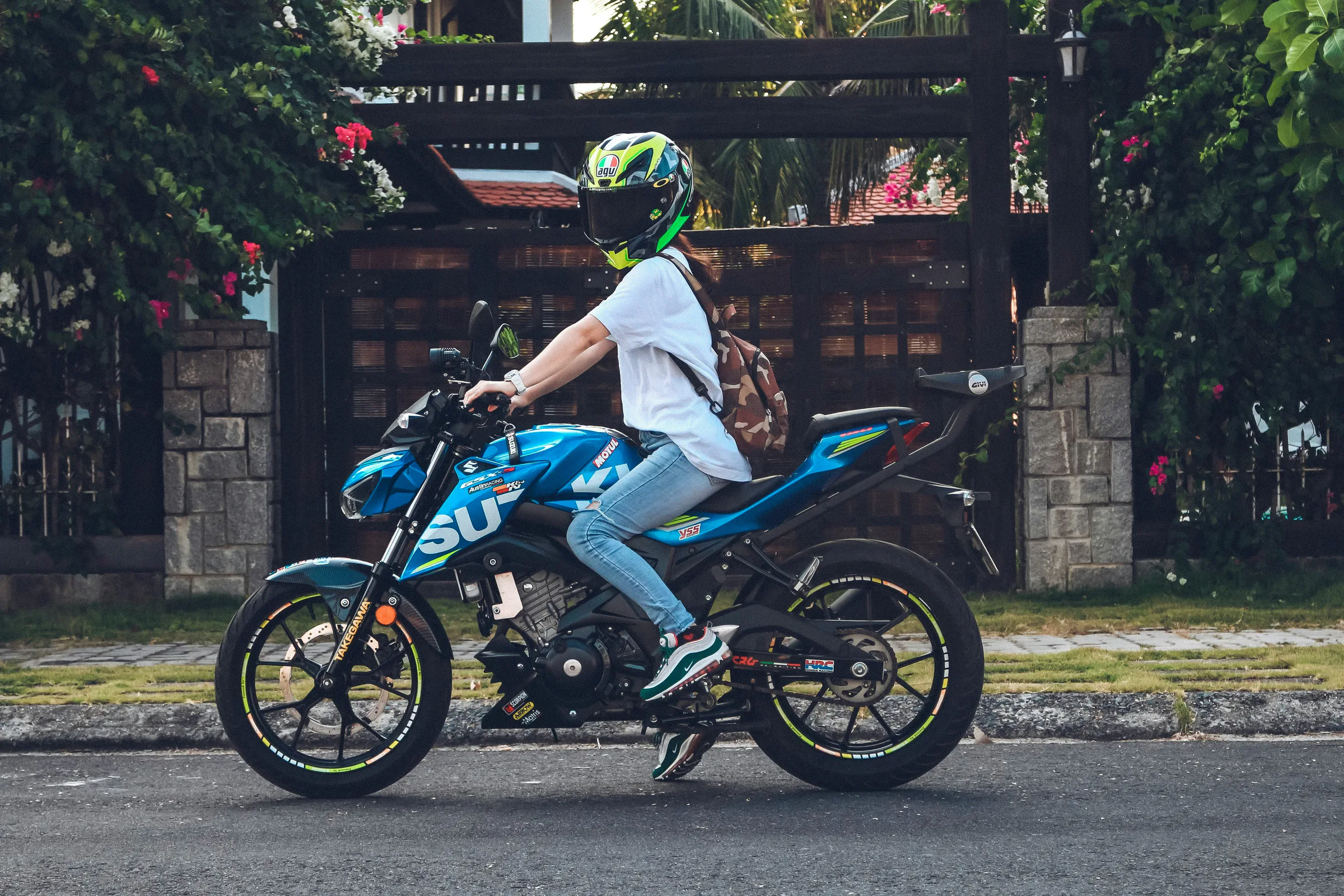 Devojka na motoru