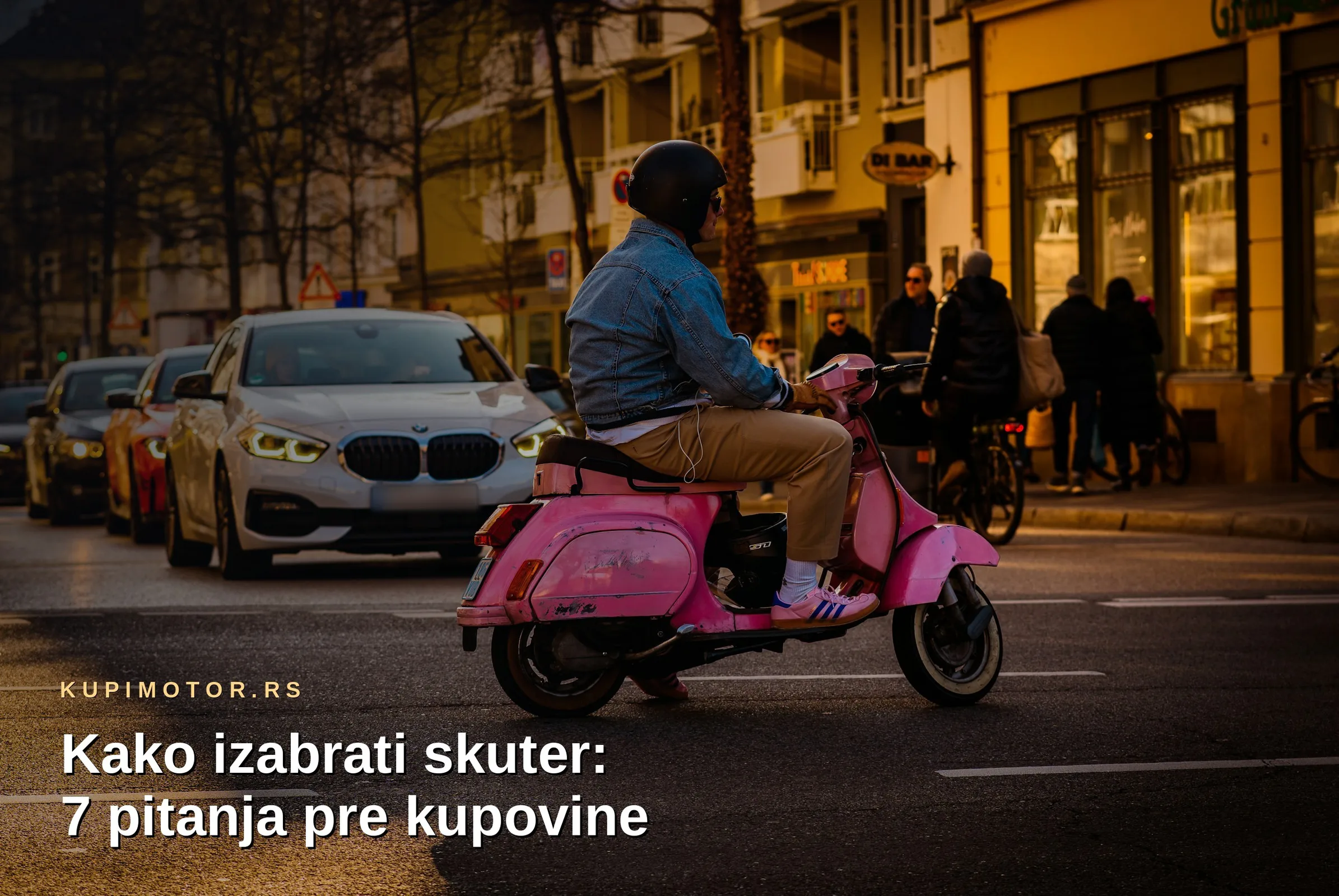 Muškarac sa kacigom vozi skuter, automobili i pešaci u pozadini