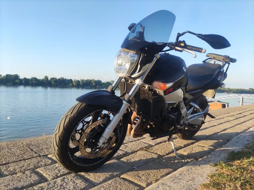 SUZUKI GSR 600 2011