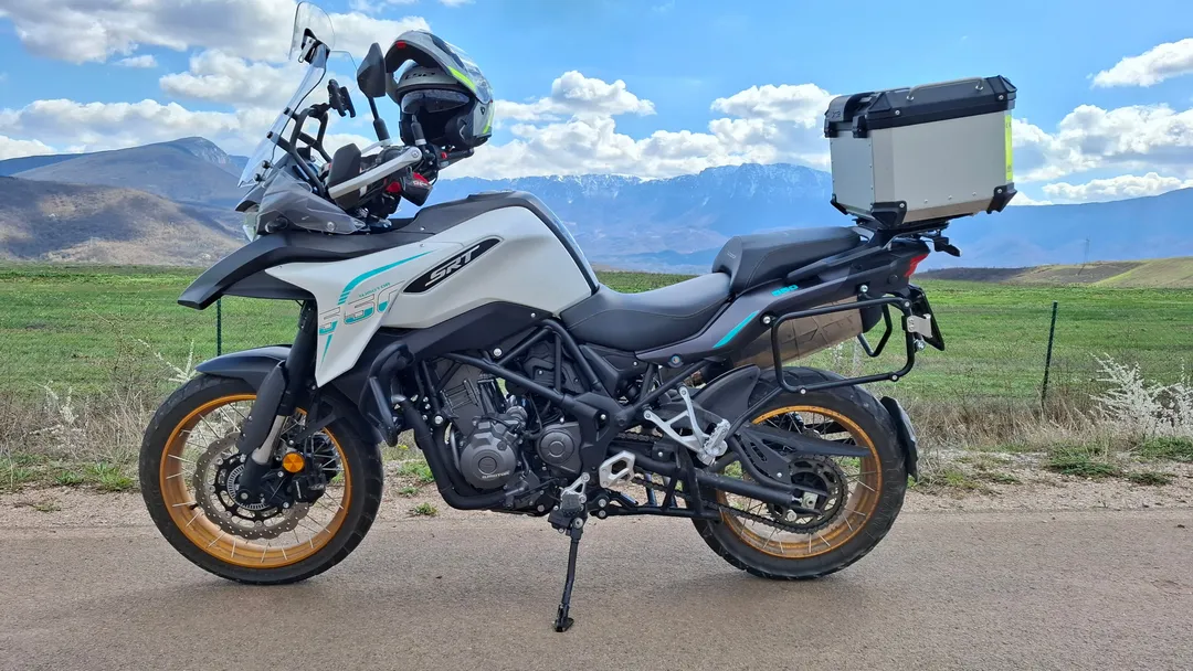QJMOTOR SRT 550X + tri kofera 2023
