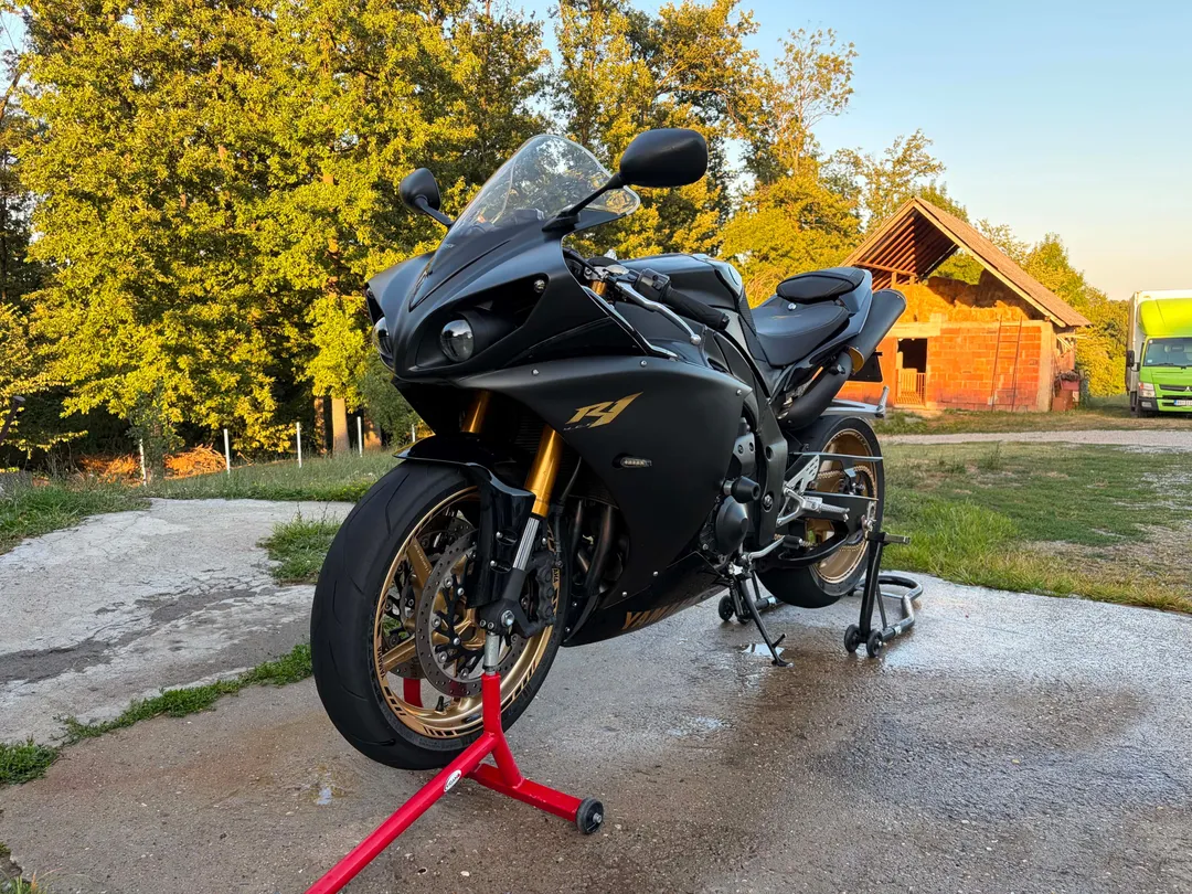 YAMAHA YZF-R1 2010