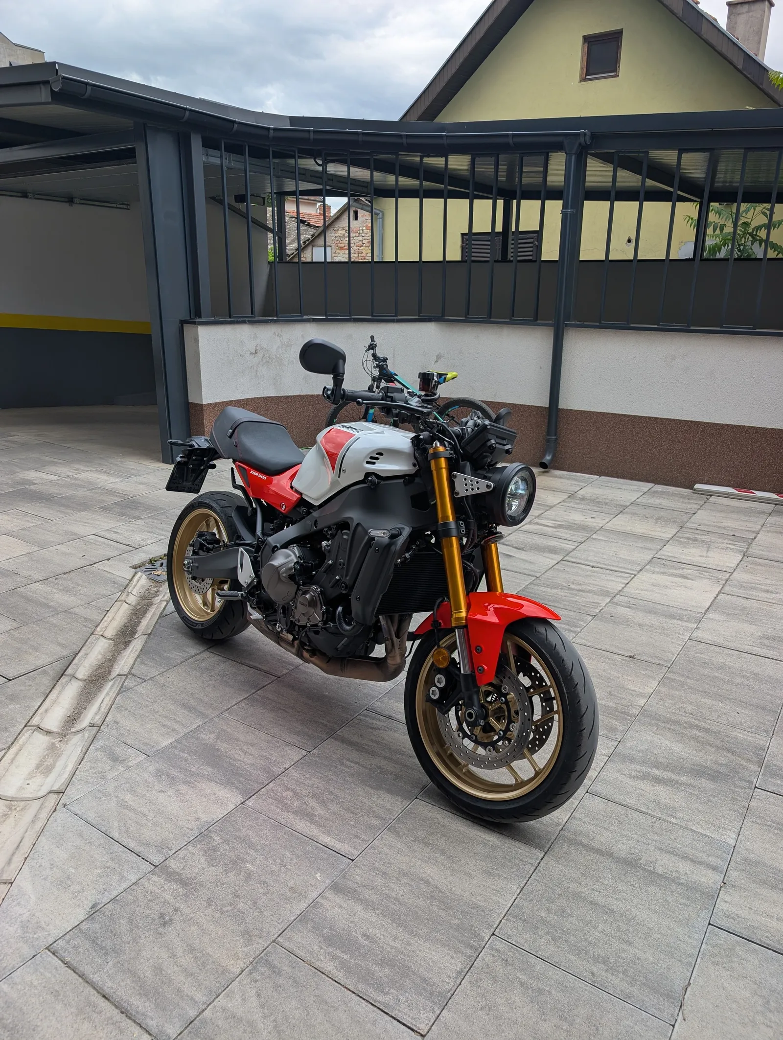 YAMAHA XSR900
