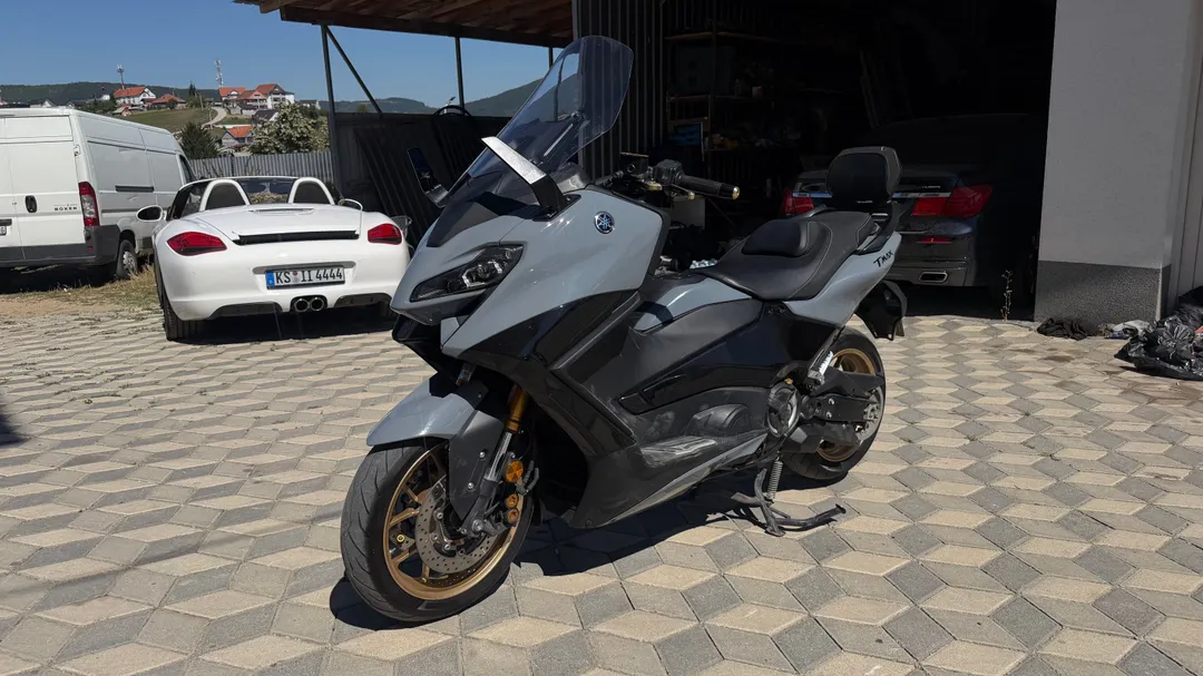 YAMAHA TMAX 560