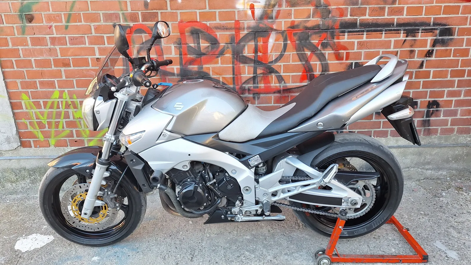 SUZUKI GSR600