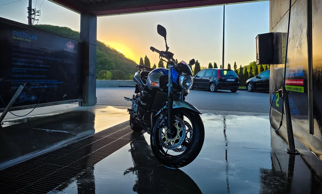 SUZUKI GSR600