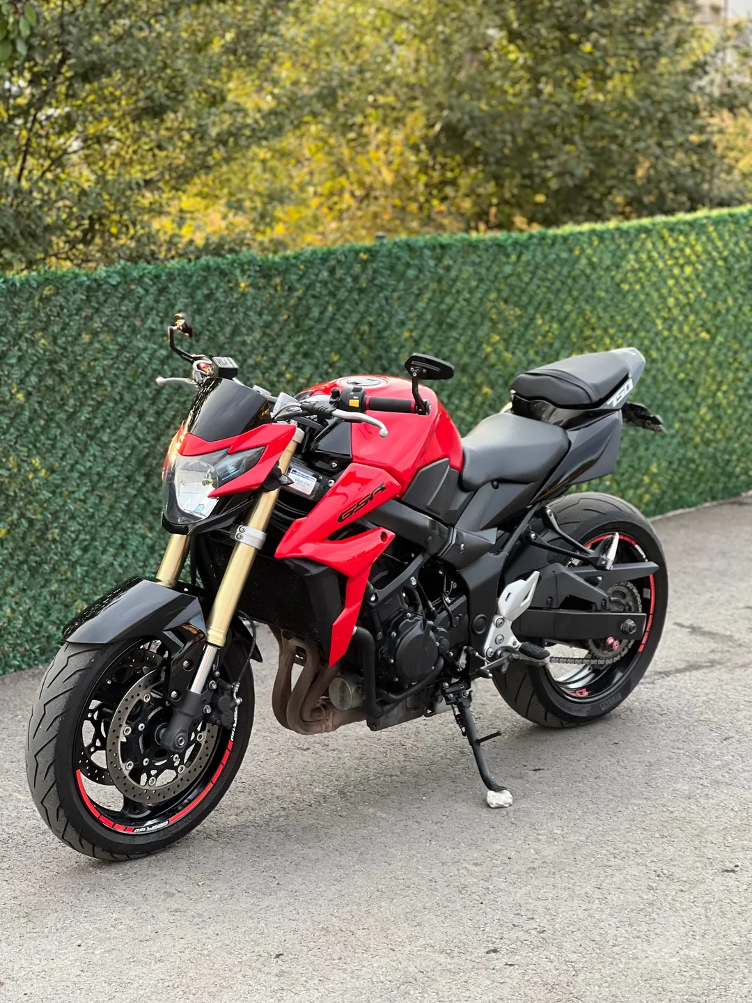 SUZUKI GSR750