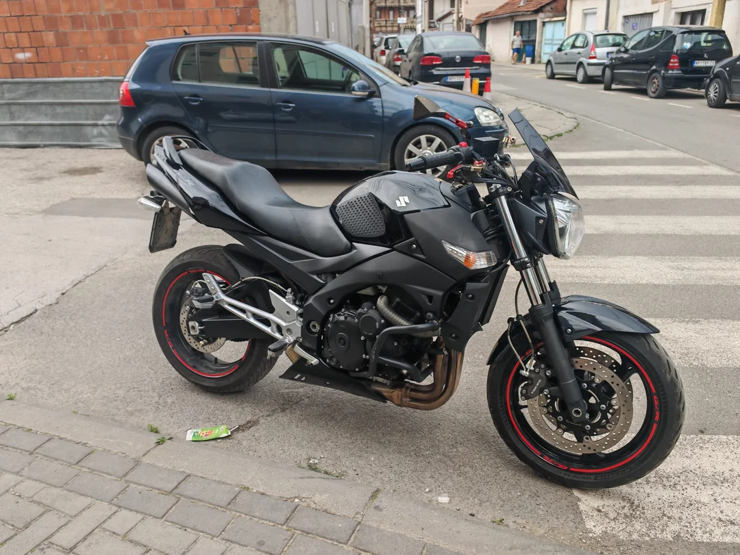 SUZUKI GSR600